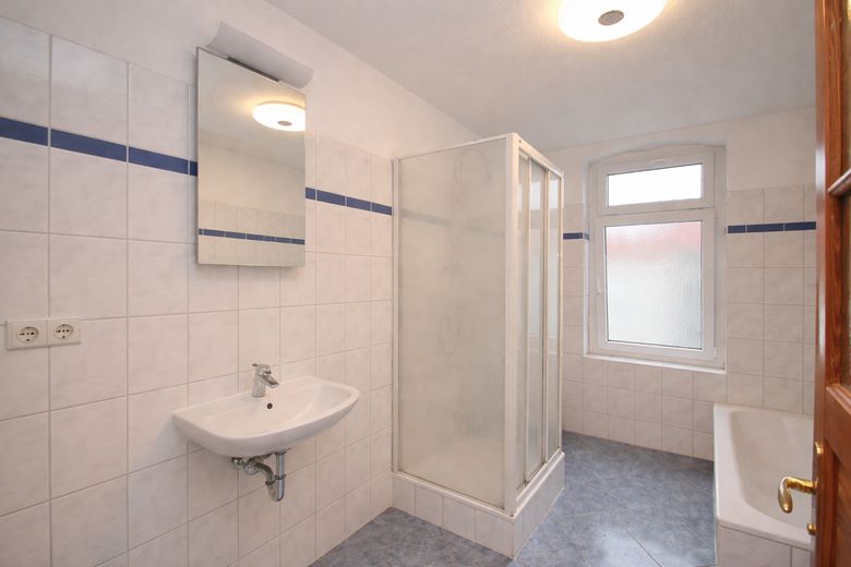 Bad mit Badewanne und Dusche