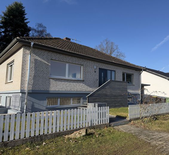 Freistehendes Einfamilienhaus mit Einliegerwohnung und großen Garten mit altem Baumbestand – Foto 1