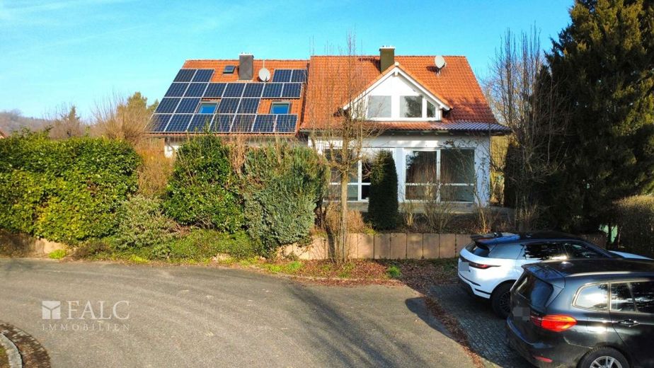 Halbes Haus, volles Glück, sofort einziehen! - FALC Immobilien Heilbronn – Große Fensterfront