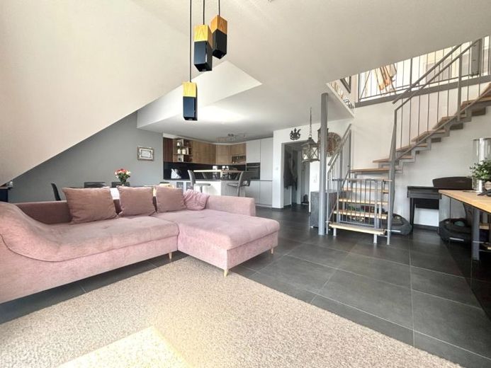 Ein Zuhause mit Charakter – Galerie, Dachterrasse, moderne Einbauküche & Tiefgaragenstellplatz – Foto 1