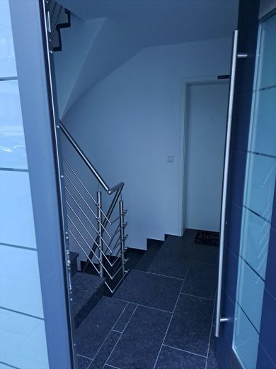 Stylowe mieszkanie w nowoczesnym domu czterorodzinnym w Eberstadt – Hauseingang