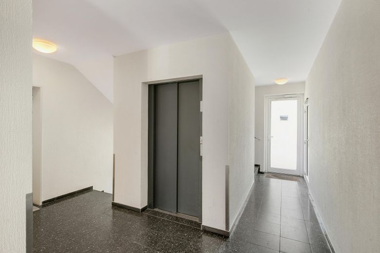 Erstbezug nach Kernsanierung: Exklusive Designerwohnung mit EBK, Balkon & TG-Stellplatz – Aufzug