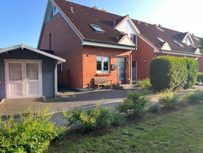 Charming end-terrace house with generous plot in Kaltenkirchen – Frontansicht