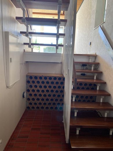 Casa a schiera di testa in posizione residenziale tranquilla a Untereisesheim – Treppe Keller 