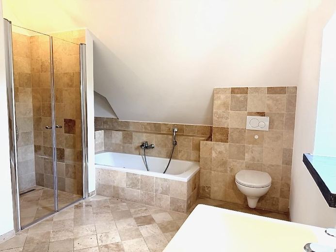 PROVISIONSFREI * HISTORISCHER CHARME & NEUBAUKOMFORT * A+ EFFIZIENZ * BAUERNHAUS AUF HOFANLAGE – ... mit Wanne und Dusche