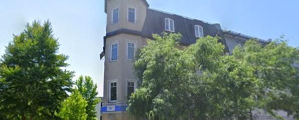 Gebäude von Außen mit Einfahrt