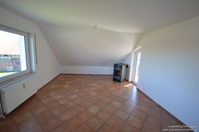 Ihr neues Zuhause unterm Dach - mit Kamin, Südbalkon &amp; 2 Stellplätzen – Wohnzimmer