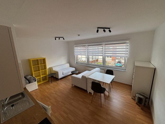 Apartamento amueblado de 1 habitación en Cospeda – Ubicación tranquila, buena conexión – Wohn- und Essbereich