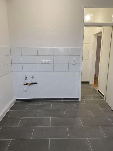 Wunderschöne 3-Zimmer Dachgeschosswohnung in KA-Oststadt – Küche Blick Flur