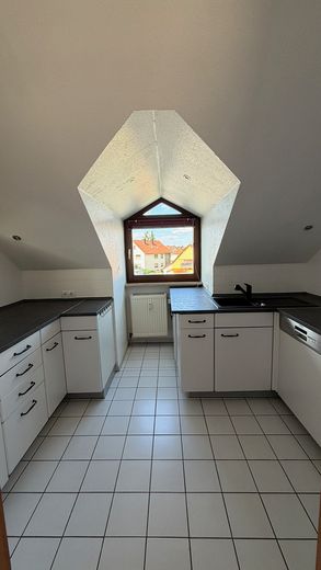 Schöne 3-Zimmer DG Wohnung mit modernisierter Küche und Balkon – Küche