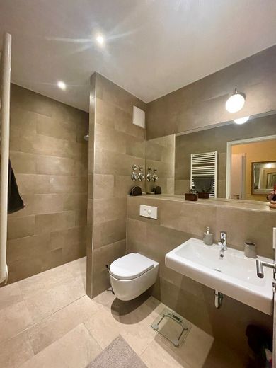 4-Zimmer möblierte Wohnung im Schmargendorf, Gäste WC, Waschraum, Aufzug, Tiefgarage – Elternbadezimmer 