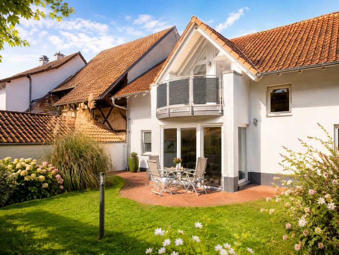 Charmantes Einfamilienhaus mit besonderem Wohnambiente – Seitenansicht links