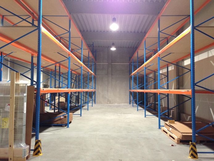 Immobile commerciale polivalente con showroom, capannone e unità abitativa a Heusenstamm – Lagerhallo mit Regalsystem
