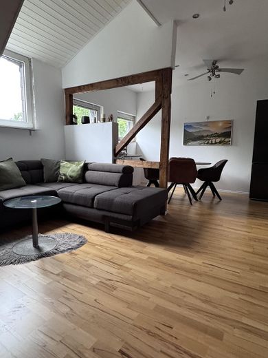Appartamento DG di 3 locali a Gladbeck con EBK – Wohnzimmer / Esszimmer