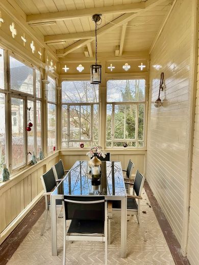 Sanierte bezugsfertige Villa mit Weitblick für Eigennutzung und/oder Kapitalanlage – Eingangsveranda