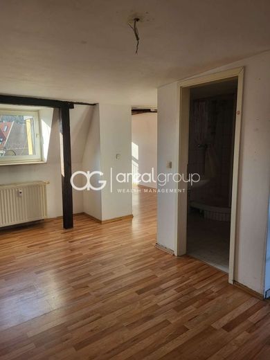 Dachgeschosswohnung mit Potenzial - Renovieren nach Ihren Vorstellungen – Wohnzimmer