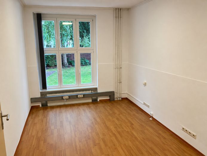 Kleines Büro mit Gartenblick und zahlreichen Extras ... – Büro 09