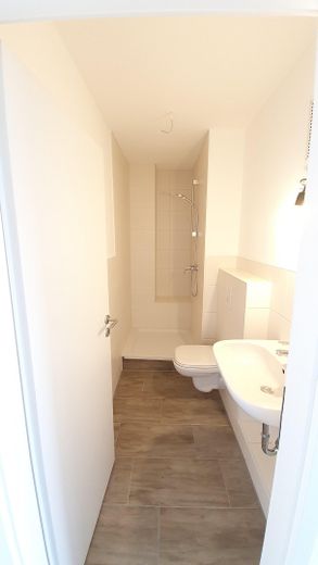Große, helle 1-Zi-Wohnung mit sonnigem Balkon, saniert. – Bad 1