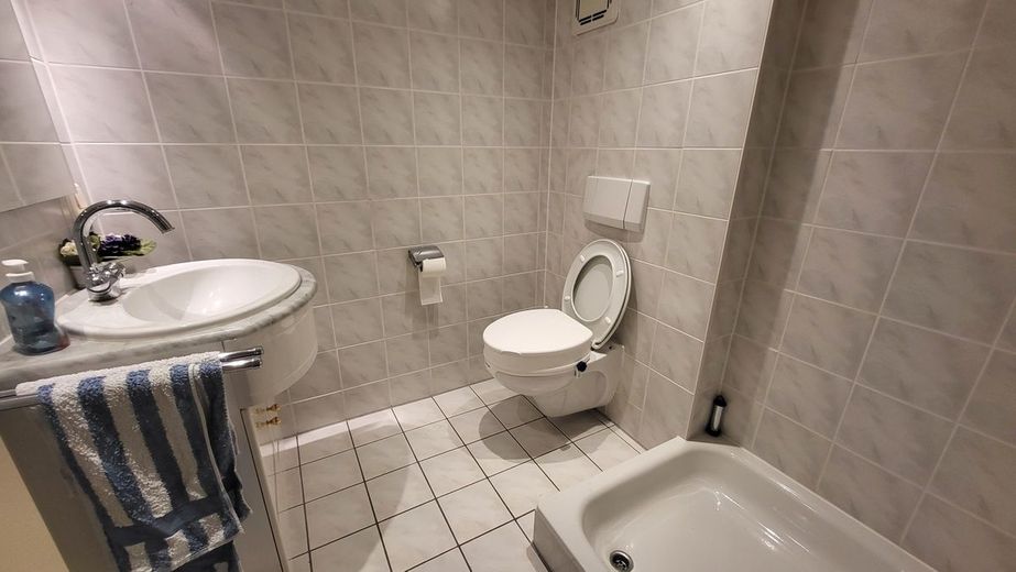 Neuer Preis ! RMH mit Garage, 2 Balkonen, Garten und Terrasse – Gäste WC UG