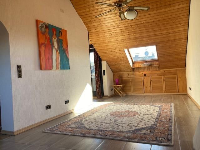 Casa adosada familiar en esquina con jardín de invierno y zona de estar independiente – 2OG_Wohnraum