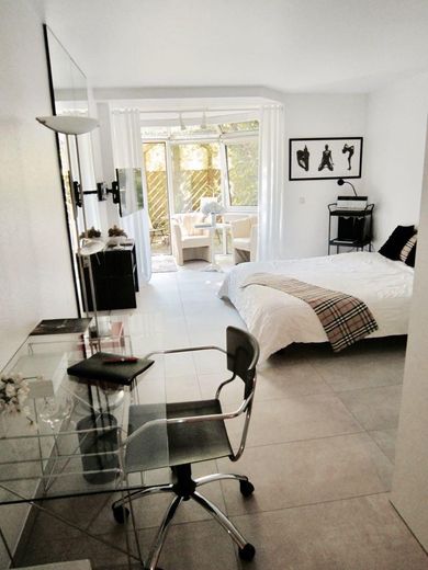 Appartamento con terrazza arredato in un complesso residenziale tranquillo – Wohn-/Schlafbereich