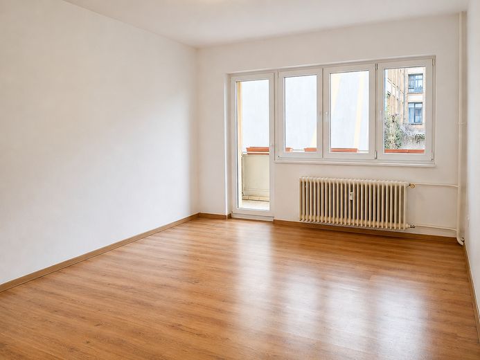 Attraktive 2-Zimmer-Wohnung mit zwei Balkonen in begehrter Lage von Berlin-Kreuzberg – Wohnzimmer