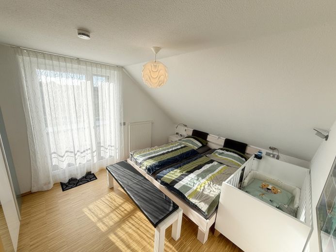 Maisonette mit Weitblick – 2 Balkone, Studio & Tiefgarage am ruhigen Ortsrand (provisionsfrei) – Schlafzimmer