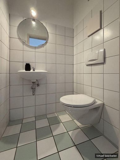 Helle 3-Zimmer-Erdgeschosswohnung mit Terrasse, Garten und Fußbodenheizung, Stellplätze optional – Gäste-WC (KI-leergeräumt)