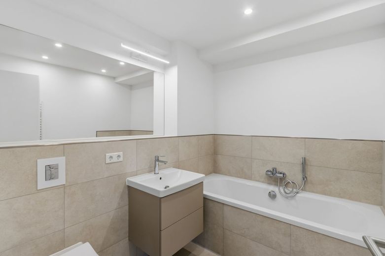 Erstbezug - Modernes Wohnen im historischen Ambiente (K10) – Bad mit Wanne