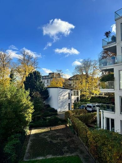 Exklusiv möblierte 2-Zimmer-Wohnung mit sonniger Terrasse in Bestlage an der Außenalster – Blick in Garten