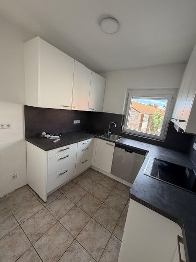 Multi-family house with large lot (3 units), ideal as a multi-generational home, for owner-occupiers or as an investment property – Küche Wohnung OG