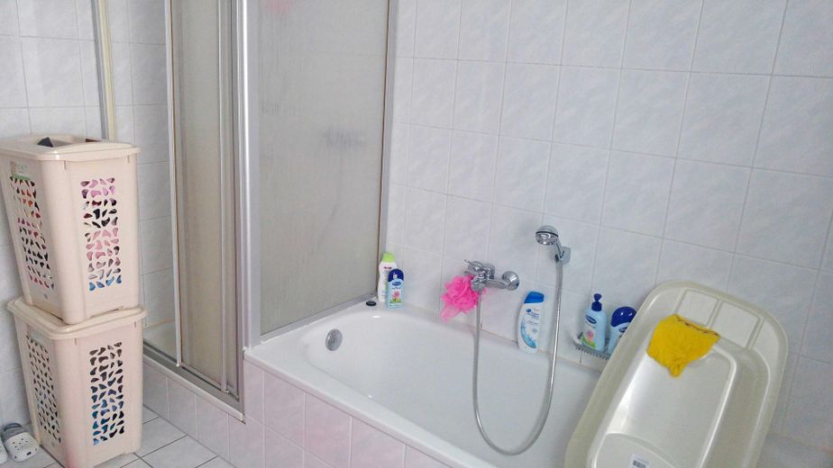 Helle 86 m² 3 Zimmer Wohnung mit Balkon & Keller in Hachenburg Krankenhaus – Badezimmer (Dusche und Wanne)