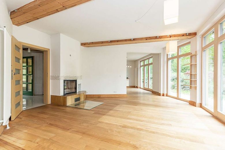 Moderne Architektenvilla in Hanglage - Design, Licht &amp; Natur in Perfektion – sonnendurchfluteter Wohn-Essbereich mit Kamin EG