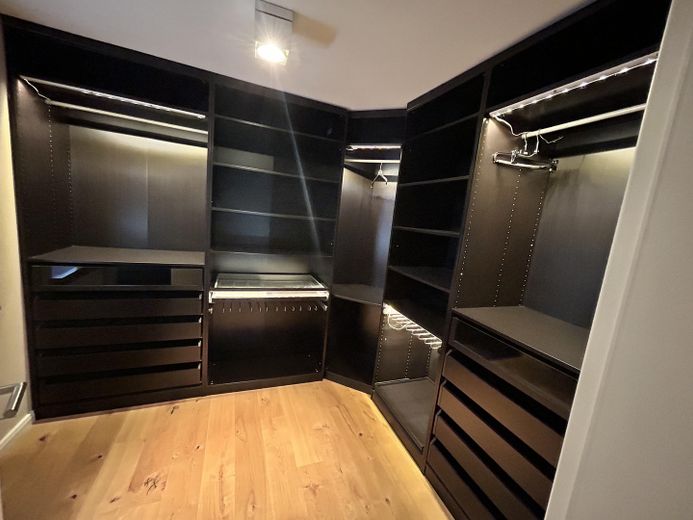Moderna y luminosa vivienda pareada de planta abierta con jardín – Foto 9