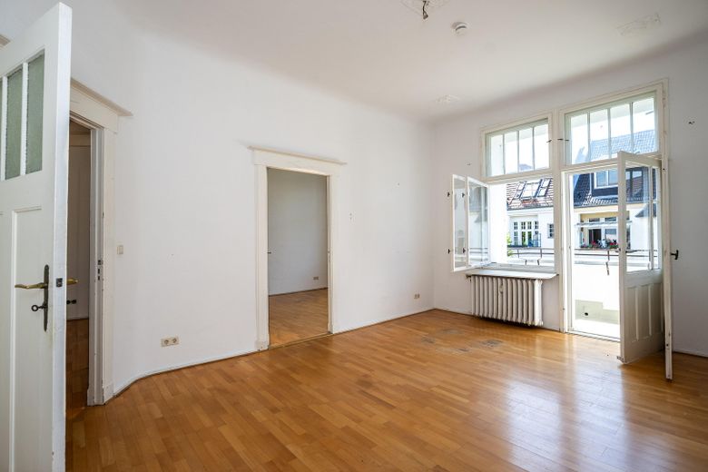 Provisionsfrei: Am Cosimaplatz in Friedenau, 2.5 Zimmer Altbau mit Balkon im 3.OG, Fernwärme – Das Zimmer 2 mit Südbalkon