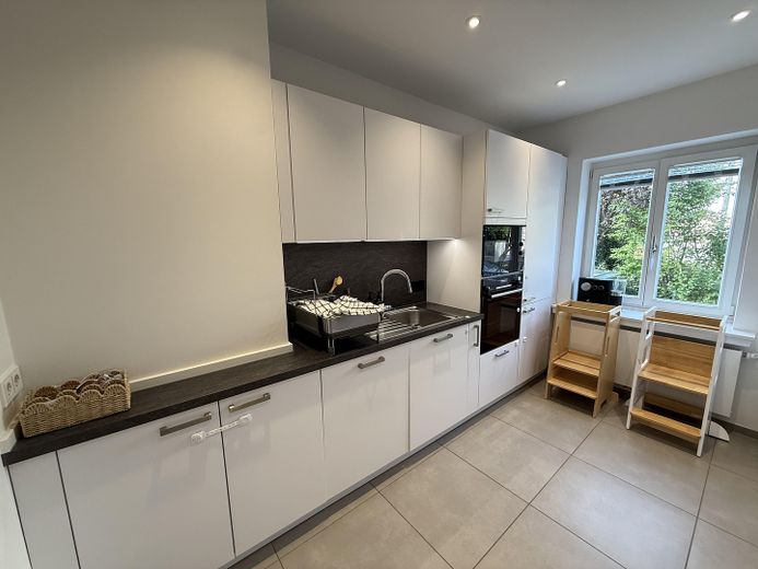 Hochwertig renovierte Erdgeschosswohnung am Mulang – 157 m², Wintergarten, Terrasse & 2 Bäder – Küche