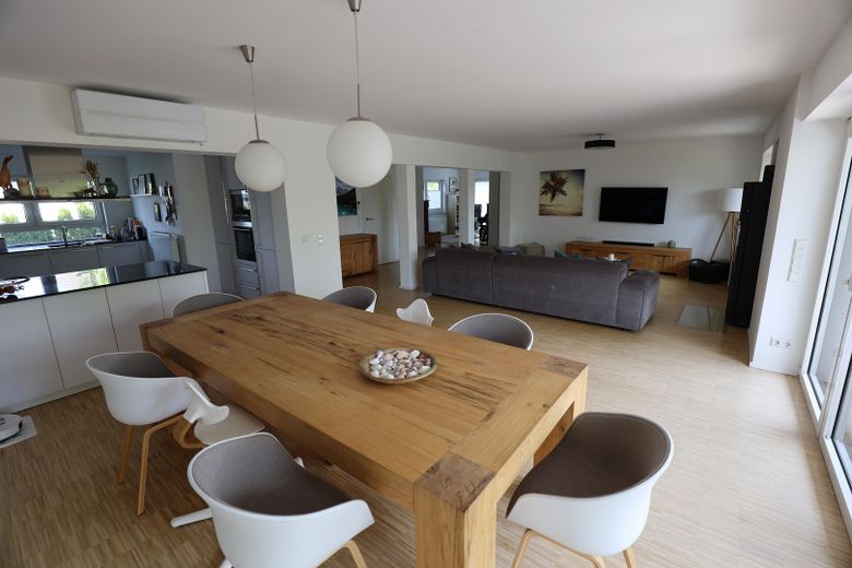 Hochwertiges, modernes Einfamilienhaus | Großer Garten | Sanierung 2014 | Klimaanlage | PV-Anlage – Wohn- & Esszimmer