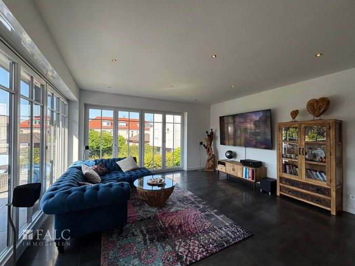 Moderne 3 -Zimmer-Wohnung mit Smart-Home, Dachterrasse &amp; hochwertiger Ausstattung – Wohnzimmer