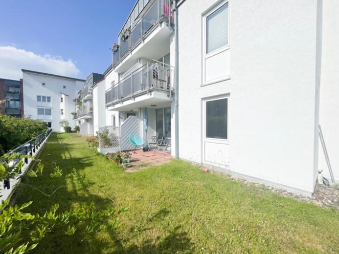 Appartamento completamente arredato sull’isola della Leine - 2 locali, 55 m² con terrazza e posto auto in garage sotterraneo – Außenansicht Terrasse