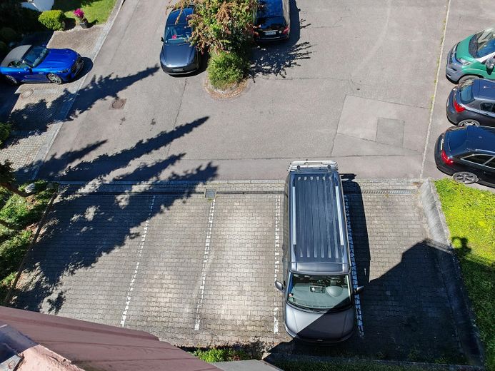 bezugsfreie und helle 3-Zi. Penthouse Wohnung in Schelmenholz – Außenparkplatz