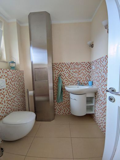 236 m² woonoppervlak + zelfstandige woning, 735 m² perceel – ruime woning in Wolfsburg-Kästorf – Gäste WC