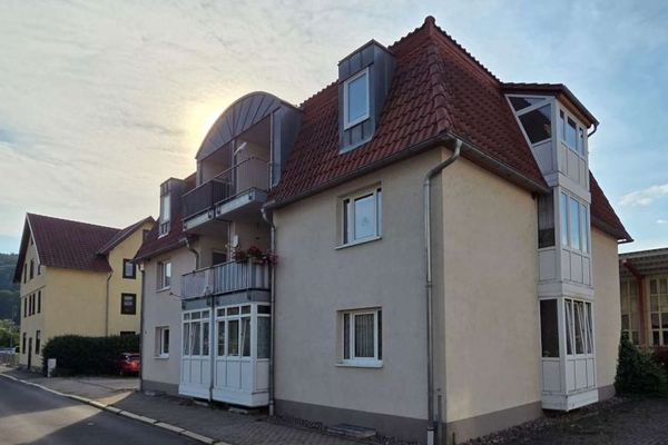 Vermietete 2-Zimmer-Dachgeschosswohnung mit Balkon und 2 Stellplätzen