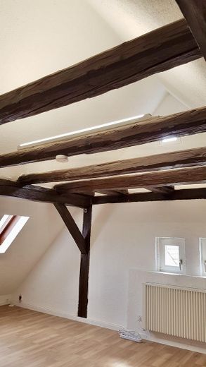 Maisonette-Wohnung mit vier Zimmern und EBK in Simmozheim – OG