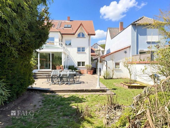Mehr Raum fürs Leben - vielseitiges Zuhause mit Wintergarten und Einliegerpotenzial – Außenansicht - (KI optimiert)
