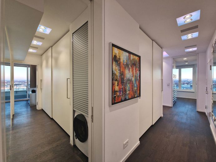PROVISIONSFREI: Munich's Iconic View – The Ultimate Penthouse – Gang mit Garderoben/Ankleiden