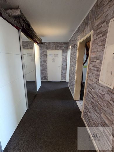 Familienfreundliche 4,5-Zimmer-Wohnung mit Balkon, Aufzug und idealer Raumaufteilung – Flur 2