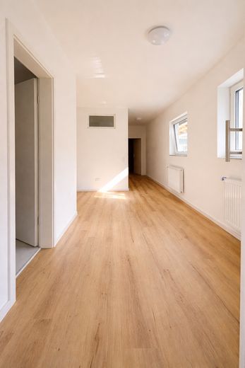 Elektrik ve ısıtma giderleri dâhil, açık planlı ankastre mutfaklı, modern şekilde yenilenmiş 2 odalı daire – Eingang Wohn- und Kochbereich
