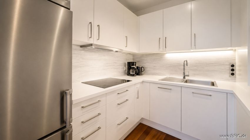 elegante 2-Zi.-Wohnung mit großem Balkon - möbliert vermietet nähe Spittelmarkt – Küche