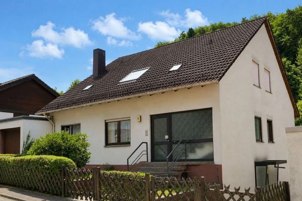 182 m² Zweifamilienhaus bezugsfrei – Gutachtenwert 201.000 €, ersteigerbar ab ca. 141.000 € (28.10.)