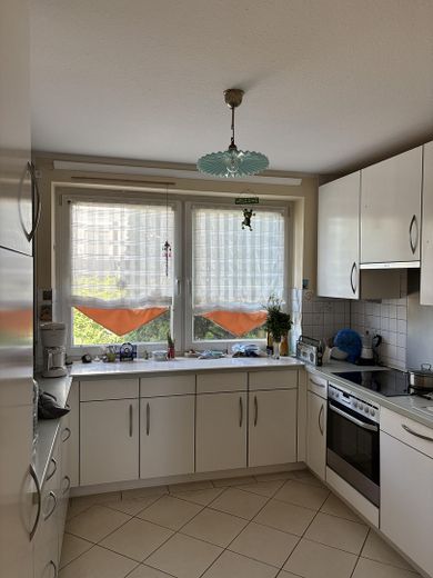 Gepflegtes Reihenmittelhaus mit Dachstudio, Südgarten und flexibler Raumaufteilung – Küche